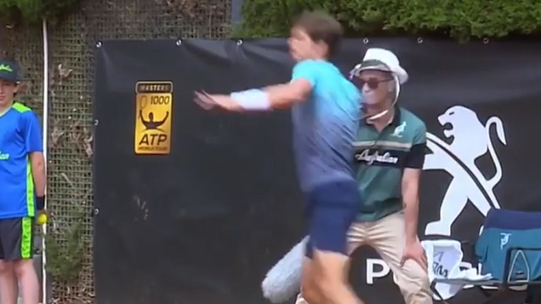 Aljaz Bedene manque d'arracher le nez d'un juge de ligne à Rome. Bedene manque d'arracher le nez d'un juge de ligne à Rome.