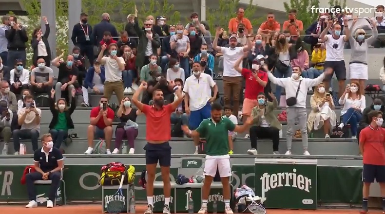 Benoît Paire et Romain kiffent avec le public à la fin du premier set de leur double au deuxième tour de Roland-Garros 2021.