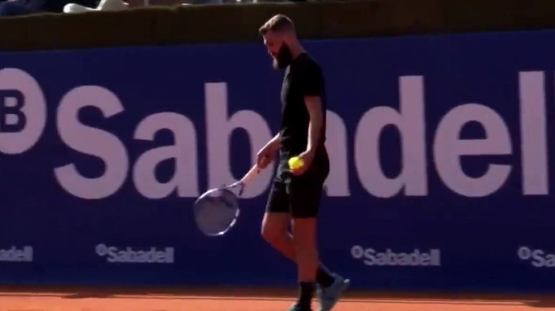 Benoît Paire parle pendant 1'30 lors d'un changement de côté au tournoi de Barcelone 2021.