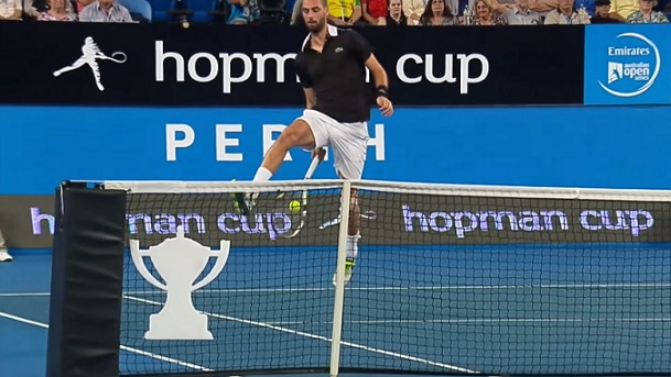 Le trick shot de Benoît Paire à la Hopman Cup.