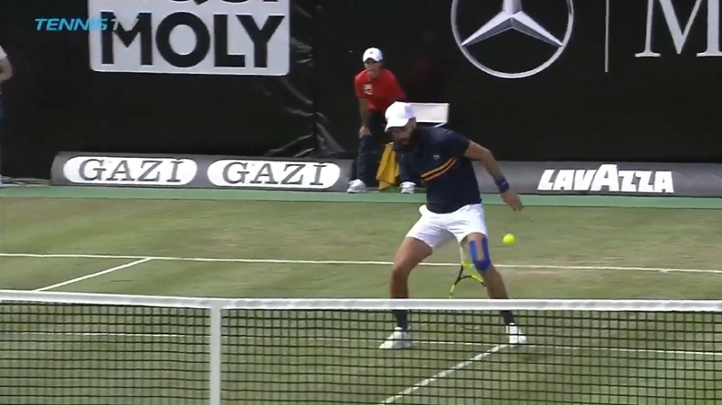 Une demi-volée entre les jambes de l'espace signée Benoît Paire au tournoi de Stuttgart 2018. Une demi-volée entre les jambes de l'espace signée Benoît Paire au tournoi de Stuttgart 2018.