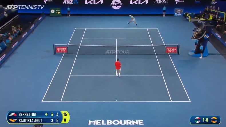Tennis champagne entre Berrettini et Bautista Agut avec deux tweeners dans un même point à l'ATP Cup 2021.