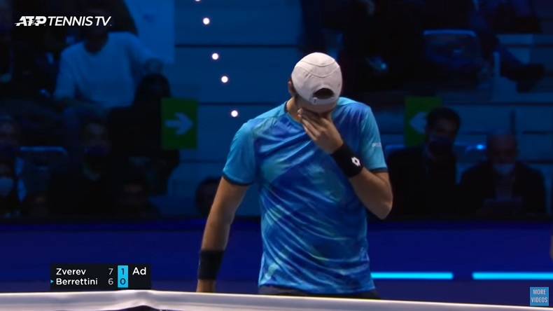 En larmes, Matteo Berrettini abandonne contre Alexander Zverev au Masters 2021.