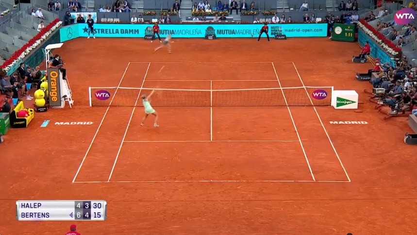 Un point insolite remporté par Kiki Bertens contre Simona Halep en finale du tournoi de Madrid 2019.