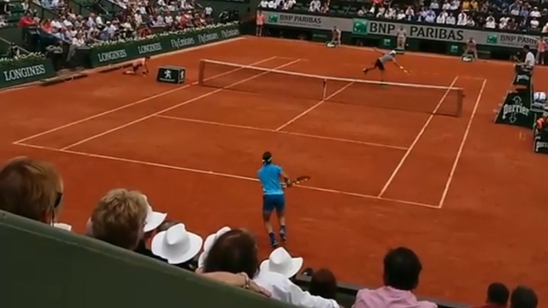 La volée rétro de Bolelli contre Nadal, vue des loges à Roland-Garros.