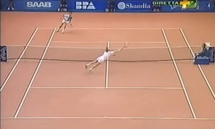 Boris Becker finit ce superbe point sur un plongeon.