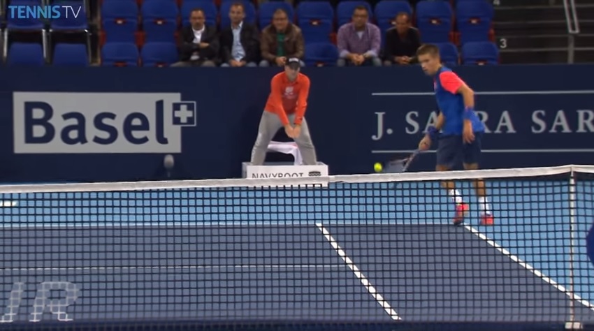 Borna Coric fait un coup de squash pour passer Ernest Gulbis.