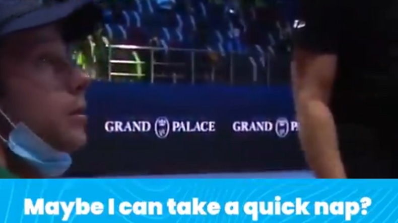 Après une nuit compliquée, Botic Van de Zandschulp demande à l'arbitre s'il peut prendre deux minutes pour faire une petite sieste en demi-finales du tournoi de Saint-Pétersbourg 2021.