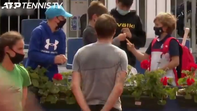 Le plus beau match du jour au tournoi de Barcelone : le Pierre Feuille Ciseaux de deux fans arbitré par Bublik.