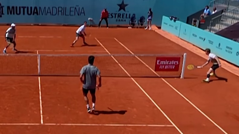 Alexander Bublik met un point insolite sur balle de match au tournoi de double du Masters de Madrid 2021.