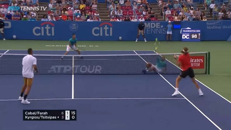 La volée miraculeuse de Juan Sebastian Cabal en double contre Kyrgios et Tsitsipas.