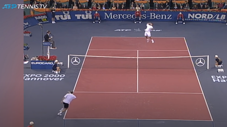 Une détente impressionnante en smash pour Sampras. Il va marquer un des plus beaux points contre son éternel rival André Agassi.