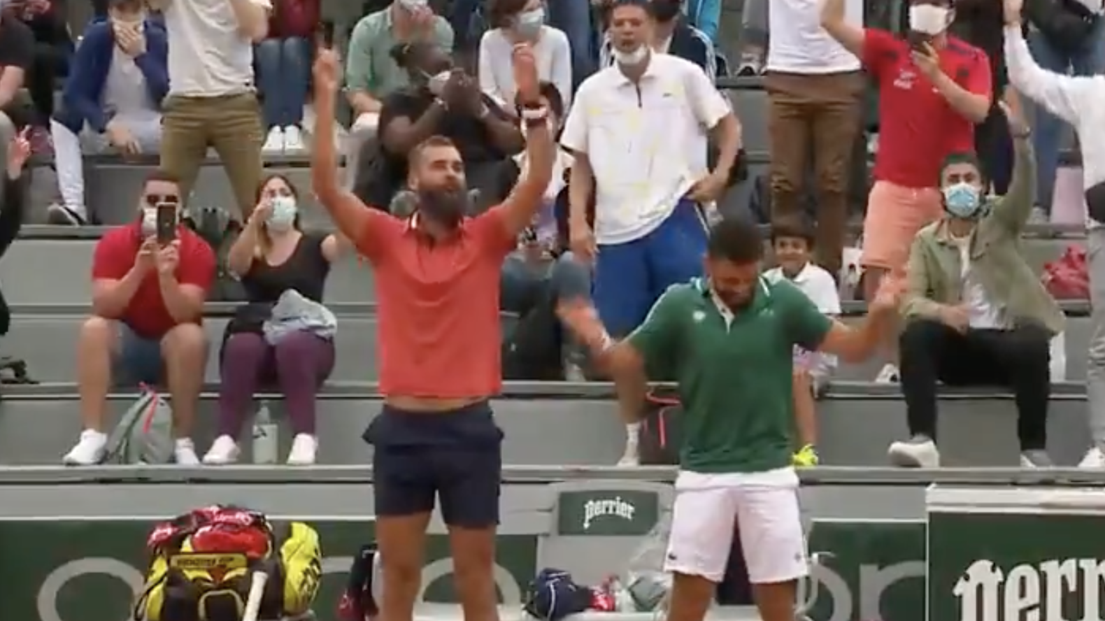 Benoît Paire communie avec le public de Roland-Garros lors de son match de double