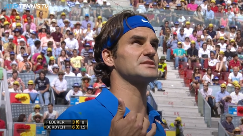" El Professor Federer" en grande discussion avec l'arbitre. Il n'aurait pas dû perdre ce point.