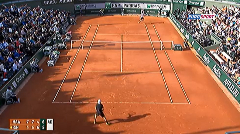 Roland-Garros 2013. Troisième tour. Haas et Isner jouent un match complètement fou de 4h37. Le géant américain sauvera 12 balles de match : un record.
