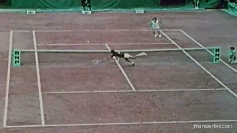 En 1976, Adriano Panatta avait remporté Roland-Garros. Au premier tour, il avait sauvé une balle de match sur un plongeon incroyable.