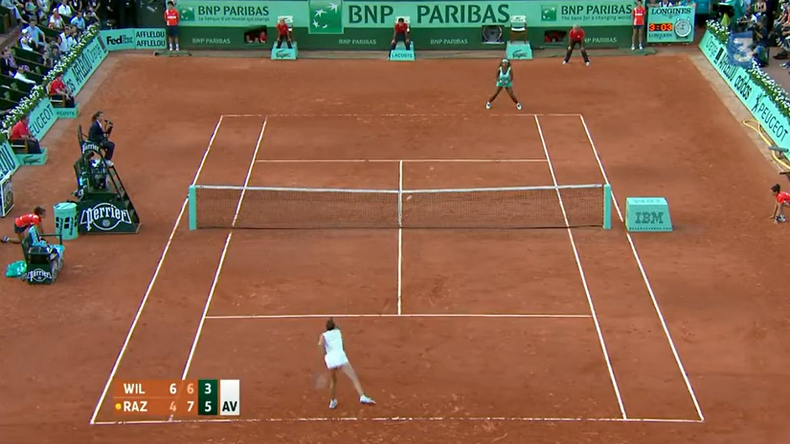 Virginie Razzano fait trembler Roland-Garros en 2012. Sur sa huitième balle de match, elle élimine Serena Williams au premier tour. Un exploit historique.