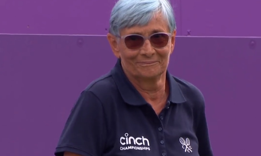 Le petit sourire de la juge de ligne après les félicitations de Carlos Alcaraz pour son annonce.