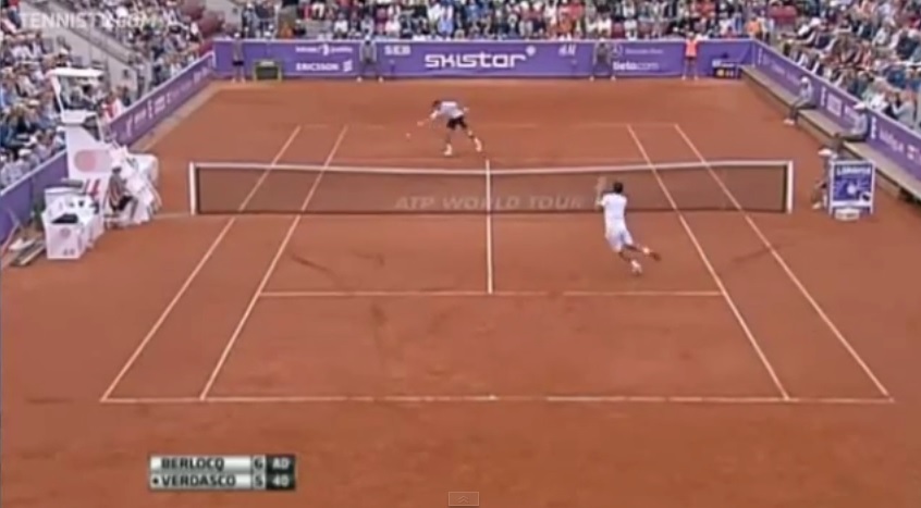 Une volée réflexe monstrueuse de Carlos Berlocq sur balle de set en finale du tournoi de Bastad 2014.