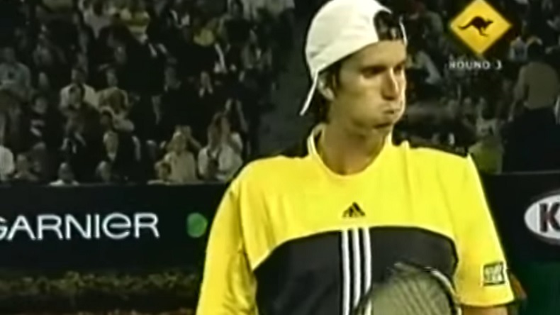 Juan Ignacio Chela crache sur Lleyton Hewitt lors d'un match tendu à l'Open d'Australie 2005. Juan Ignacio Chela crache sur Lleyton Hewitt lors d'un match tendu à l'Open d'Australie 2005.
