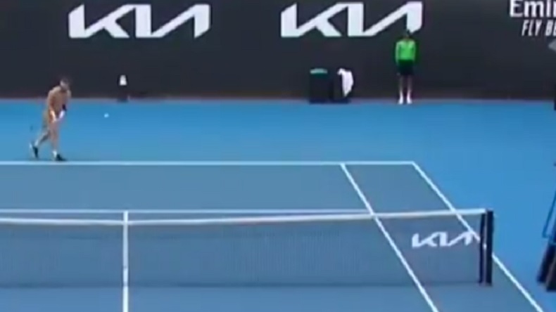 L'ace à la cuillère de Corentin Moutet contre John Millman à l'Open d'Australie 2021. Son seul ace du match.