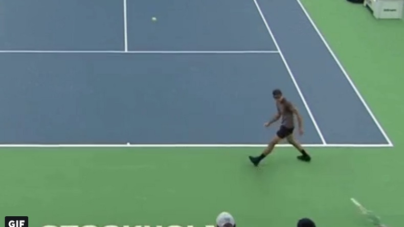 Le poignet de Peter Polansky n'a pas résisté sur cette frappe de Denis Shapovalov à Stockholm.