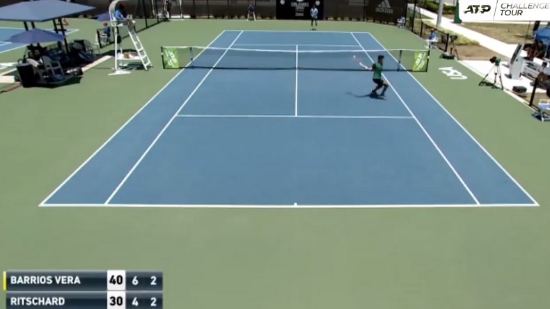 Marcelo Barrios Vera improvise avec une volée dans le dos génial au Challenger d'Orlando 2021.