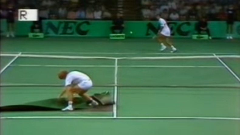Un léger problème de moquette en demi-finales de la Coupe Davis 1985.