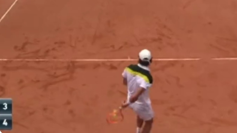 Le lob dans le dos génial de Pablo Cuevas au Challenger de Florianopolis 2021.