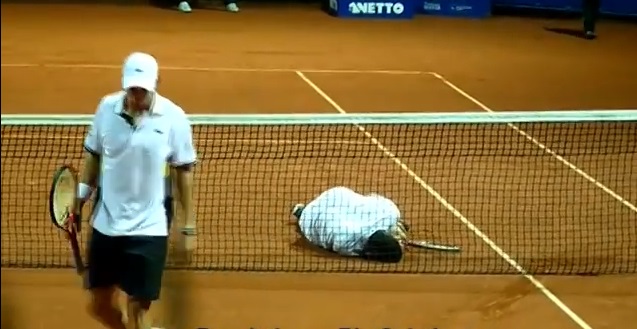 Daniel Koellerer en pleine simulation contre Pablo Cuevas.