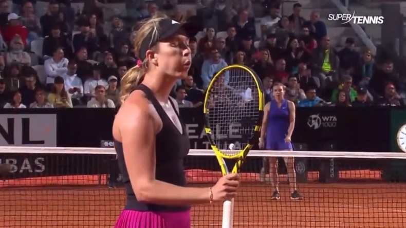 La célébration de Danielle Collins après un coup gagnant contre Halep à Rome.