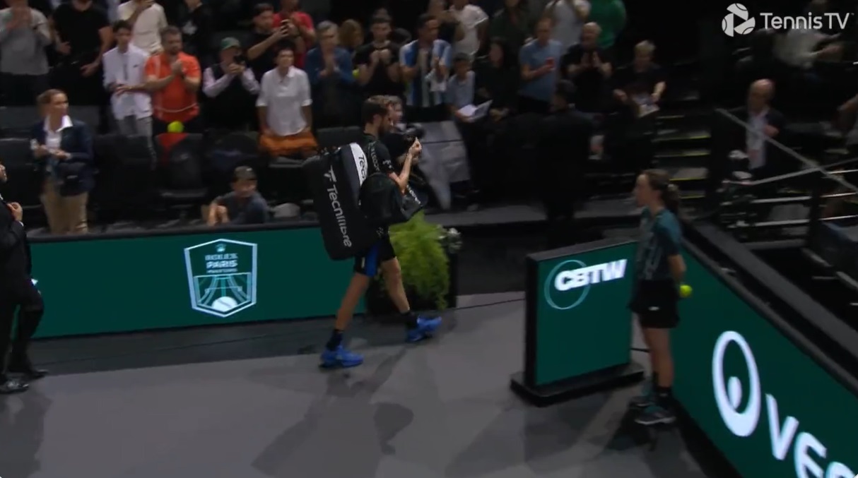 Daniil Medvedev quitte le court en faisant un doigt d'honneur après sa défaite contre Dimitrov au Rolex Paris Masters 2023.