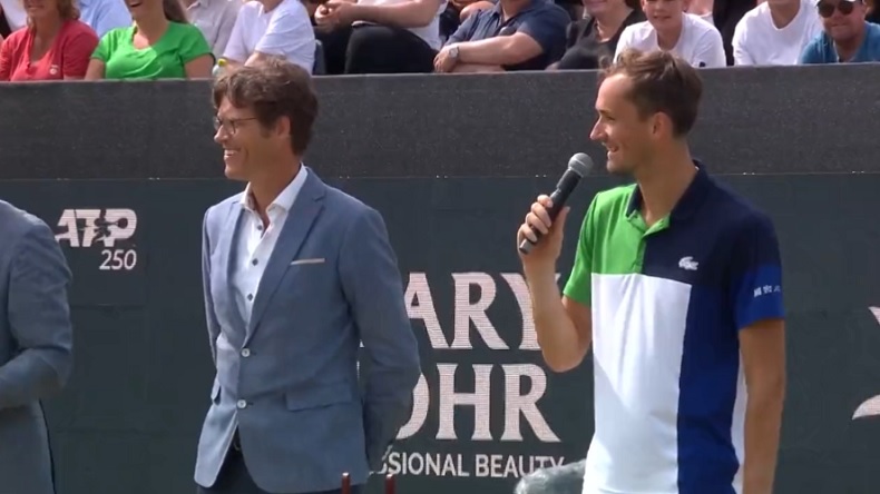 Daniil Medvedev n'a pas manqué d'humour pour féliciter Tim van Rijthoven qui l'a explosé en finale à ‘s-Hertogenbosch.