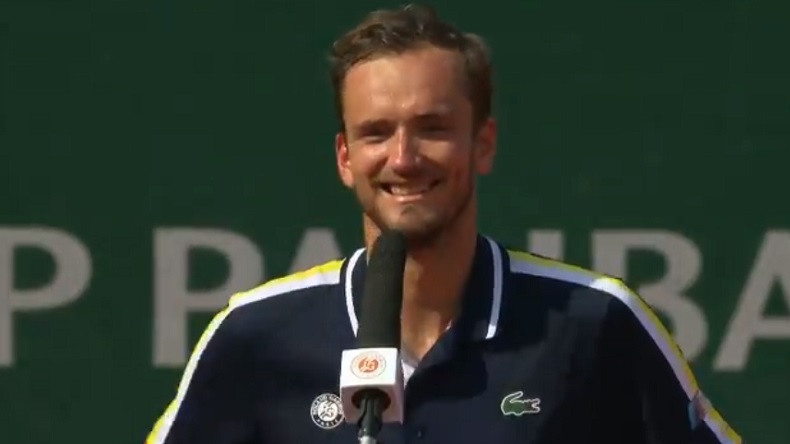 Daniil Medvedev essaye de se mettre le public dans la poche à Roland-Garros et c'est génial.