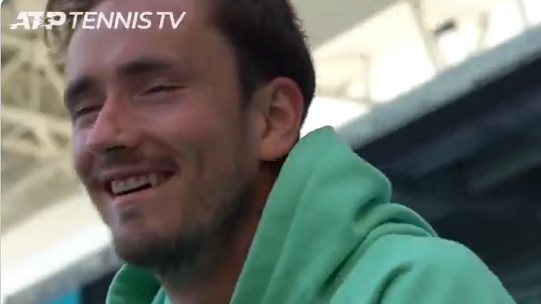 Petit moment de solitude très drôle pour Daniil Medvedev en interview.