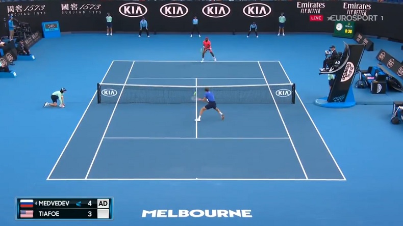 Frances Tiafoe se heurte au mur Daniil Medvedev au filet à l'Open d'Australie 2020.