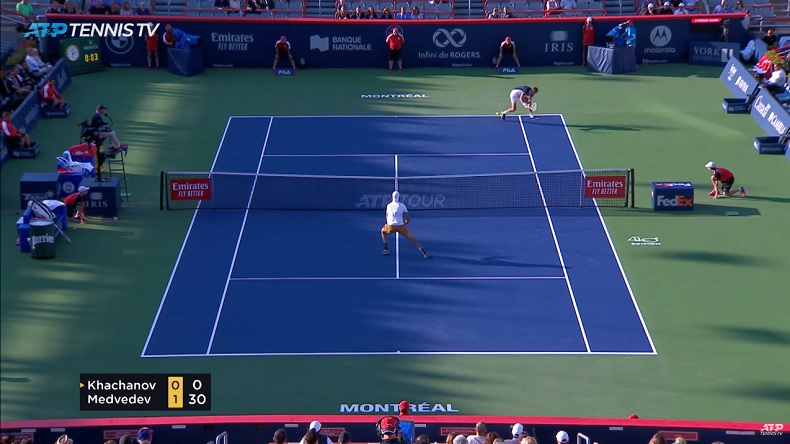 La main délicieuse de Daniil Medvedev sur ce passing de revers contre Khachanov à Montréal.
