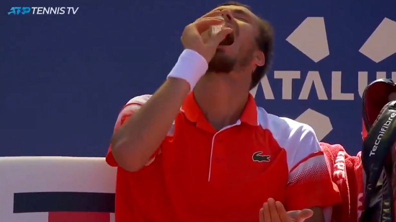Daniil Medvedev prend du sel à coups de salière pour éviter les crampes au tournoi de Barcelone 2019.