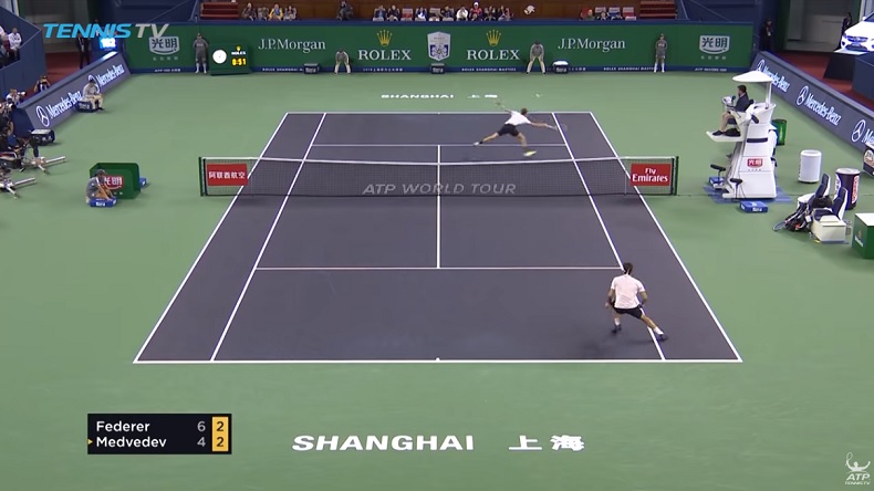 La volée rétro de Daniil Medvedev contre Roger Federer au Masters de Shanghai 2018. La volée rétro de Daniil Medvedev contre Roger Federer au Masters de Shanghai 2018.