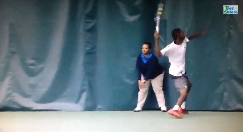 Darian King va être disqualifié après ce geste au Challenger de Charlottesville 2014.