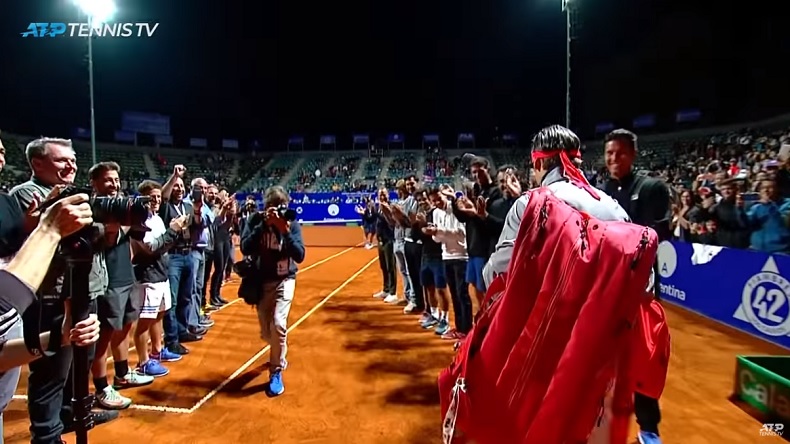 David Ferrer entre sur le court à Buenos Aires avec une haie d'honneur de joueurs.