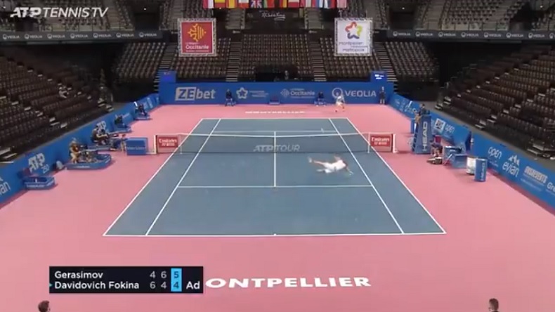Alejandro Davidovich Fokina gagne un point sur un plongeon magnifique mais se fait mal également.