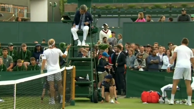 Incroyable. Après quatre heures de combat, Alejandro Davidovich Fokina prend deux avertissements à la suite, à 8-7 et 9-7 au super tie-break du cinquième set, et perd donc le match sur un point de pénalité au deuxième tour de Wimbledon 2022.