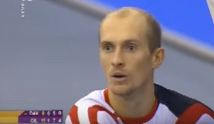 Nikolay Davydenko discute avec l’arbitre après son avertissement pour « manque de combativité ».