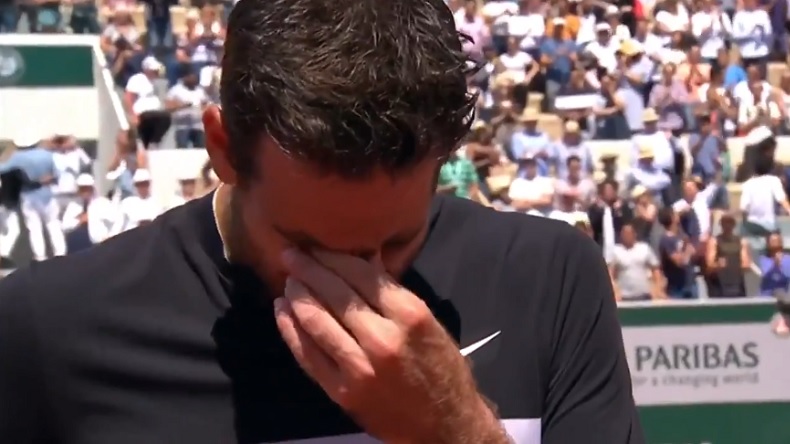 L'émotion de Del Potro au micro de Fabrice Santoro, après sa victoire en quarts de finale à Roland-Garros 2018. L'émotion de Del Potro au micro de Fabrice Santoro, après sa victoire en quarts de finale à Roland-Garros 2018.