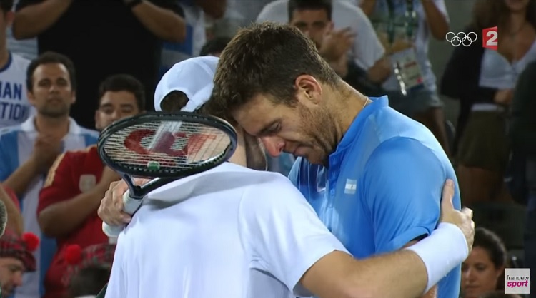 L'accolade magnifique entre Andy Murray et Juan Martin Del Potro.