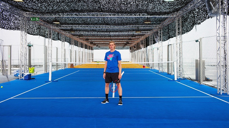 Denis Shapovalov sur le toit de la Grande Arche de la Défense. Denis Shapovalov sur le toit de la Grande Arche de la Défense.