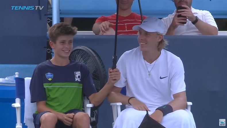Ce ramasseur gardera un très bon souvenir de Denis Shapovalov et du tournoi de Cincinnati 2018. Ce ramasseur gardera un très bon souvenir de Denis Shapovalov et du tournoi de Cincinnati 2018.