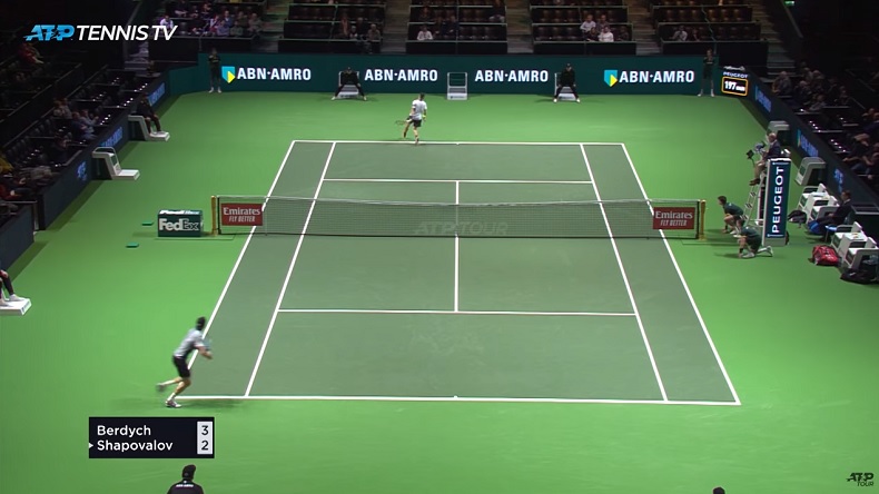 Le revers dos au filet de Denis Shapovalov à Rotterdam.