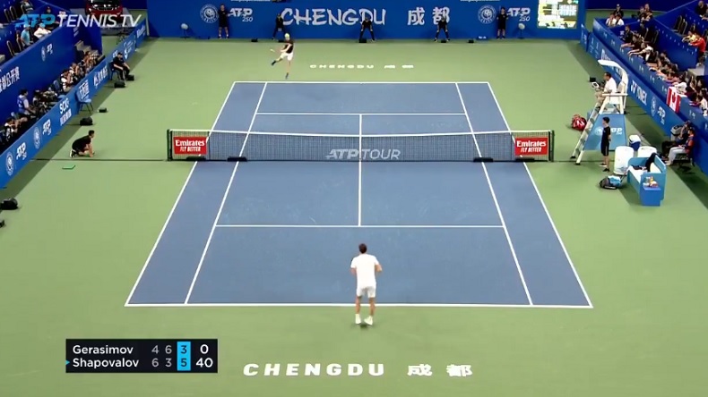 Denis Shapovalov fait un énorme revers sauté sur balle de match à Chengdu.